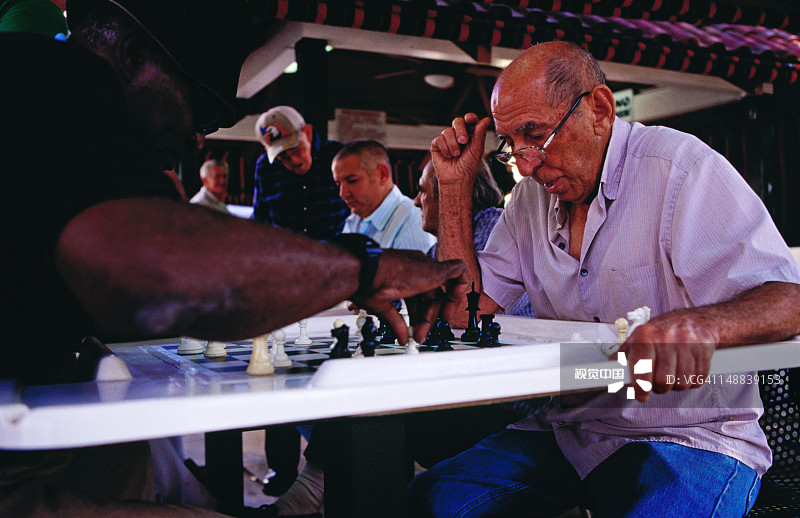 男人在小哈瓦那的马克西莫·戈麦斯公园下棋图片素材