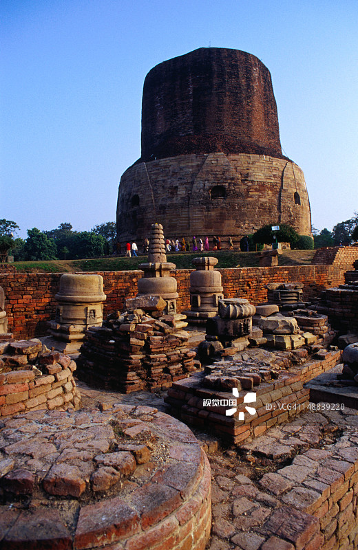 公元500年的34米达美克佛塔是这座主要佛教遗址的标志图片素材