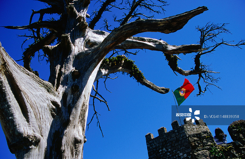摩洛斯城堡瞭望塔上的葡萄牙国旗图片素材
