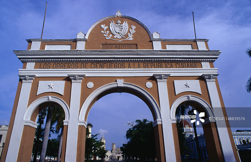 何塞·马蒂公园尽头的凯旋门，纪念1902年赢得的古巴独立图片素材