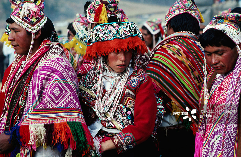 穿着传统服饰的表演者参加太阳节游行图片素材