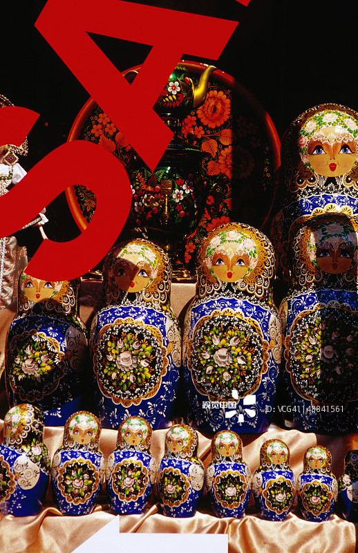 阿尔巴特大街商店橱窗里展示的俄罗斯套娃图片素材