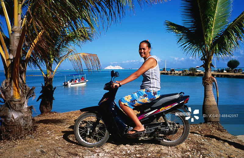 以欧罗巴号邮轮为背景的滑板车女孩图片素材