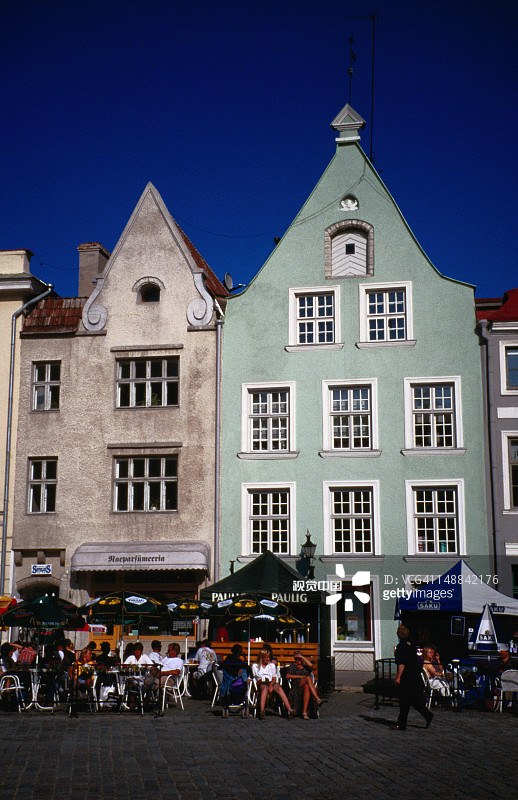 塔林市政厅广场及其露天咖啡馆图片素材