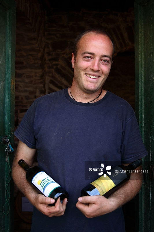 手持葡萄酒瓶的酿酒师肖像图片素材