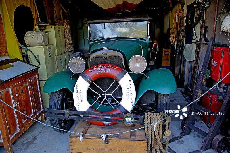 在糖 loaf Point 灯塔车库中的老式汽车图片素材