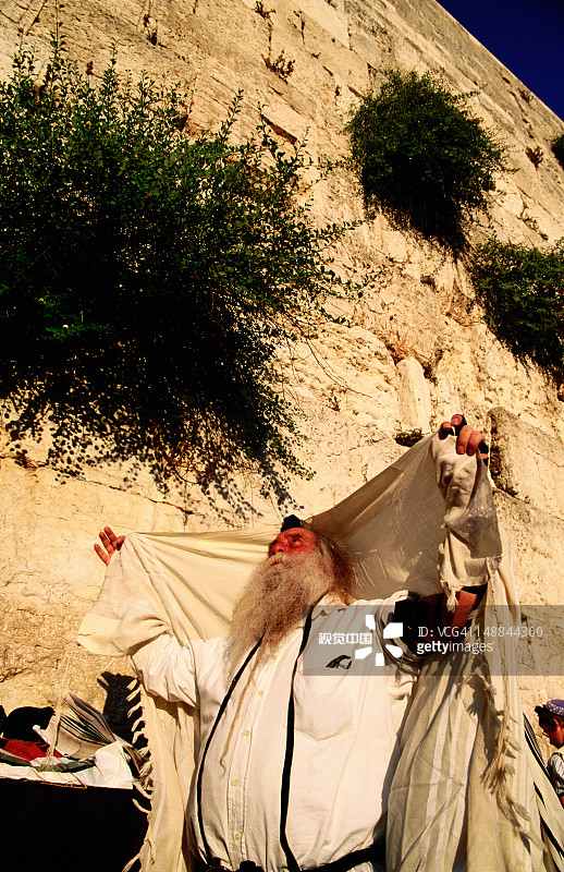 男子在西墙（哭墙）的第二圣殿遗址纪念日图片素材