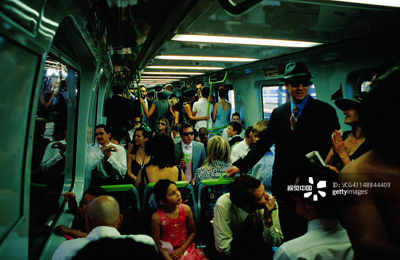 乘坐火车前往弗莱明顿赛马场的赛马观众图片素材