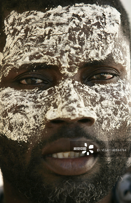 男子戴着由灌木制成的穆西罗面具的肖像图片素材