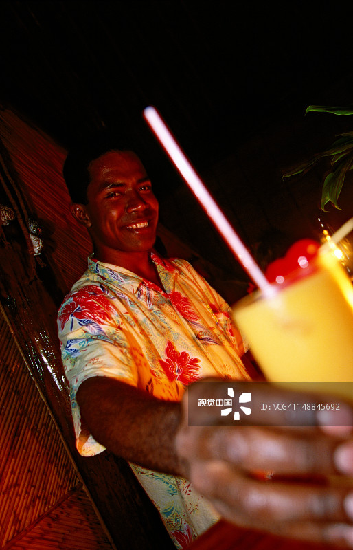 调酒师调制热带鸡尾酒图片素材