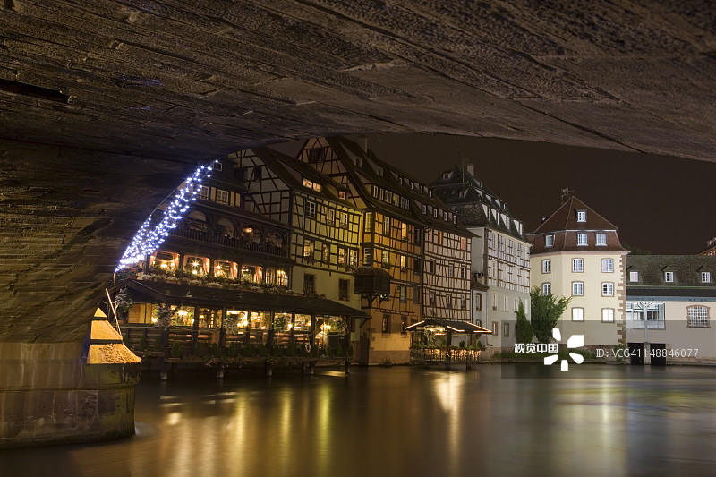 小法兰西区的照明木结构房屋图片素材