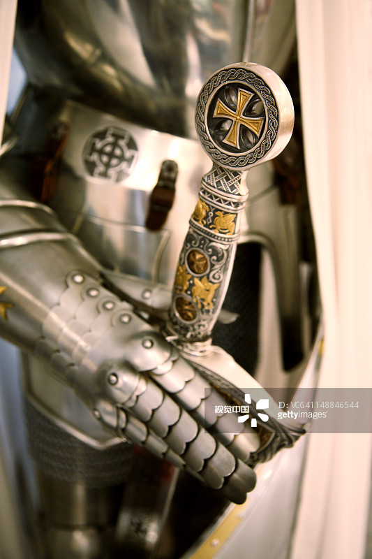 纪念品商店里的手工盔甲和中世纪武器图片素材