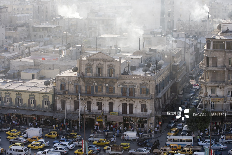 斋月开斋饭上的袅袅炊烟，拍摄于阿勒颇喜来登酒店屋顶图片素材