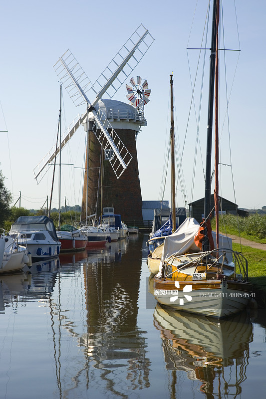 诺福克布罗兹平静的回水中倒映着霍西风车图片素材