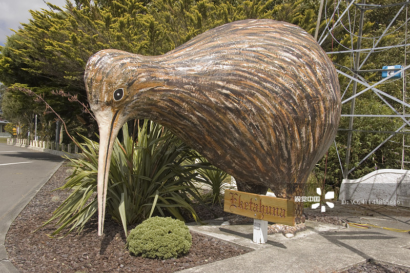 巨型奇异鸟雕像图片素材