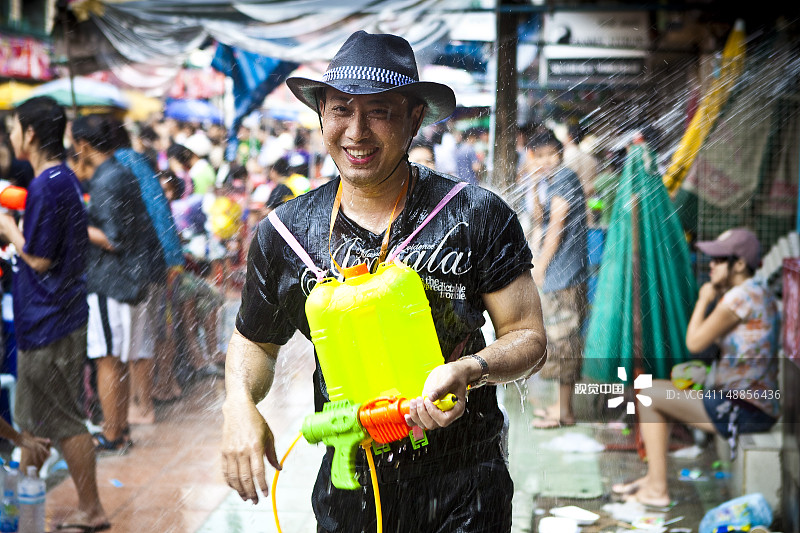 在泰国新年宋干节考山路上拿着水枪的男人图片素材
