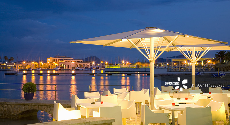 黄昏时分海港旁的灯光咖啡馆图片素材