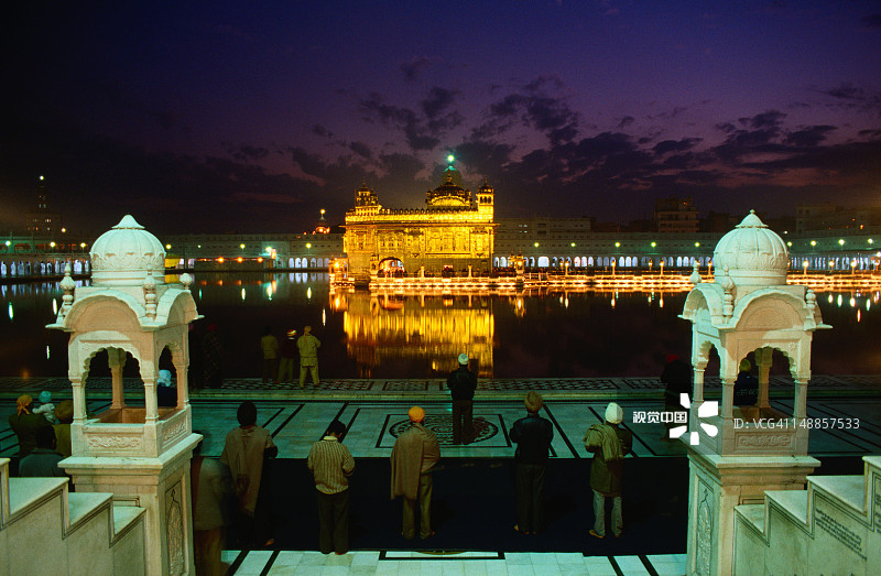 傍晚时分的阿姆利则金庙图片素材