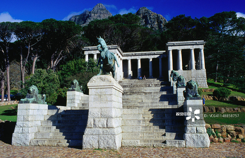 开普敦大学附近罗德纪念馆前的雕像：男人骑马，八尊青铜狮守护图片素材