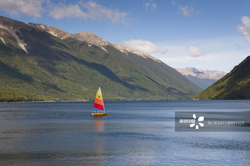 罗托伊蒂湖，新西兰塔斯曼地区湖泊，尼尔森湖国家公园内的山地湖泊，帆船运动很受欢迎图片素材