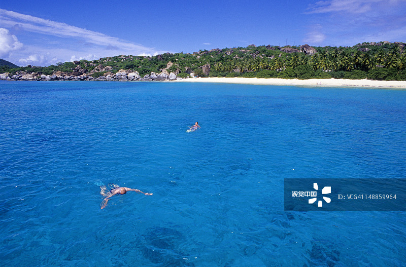 在澡堂海滩游泳图片素材