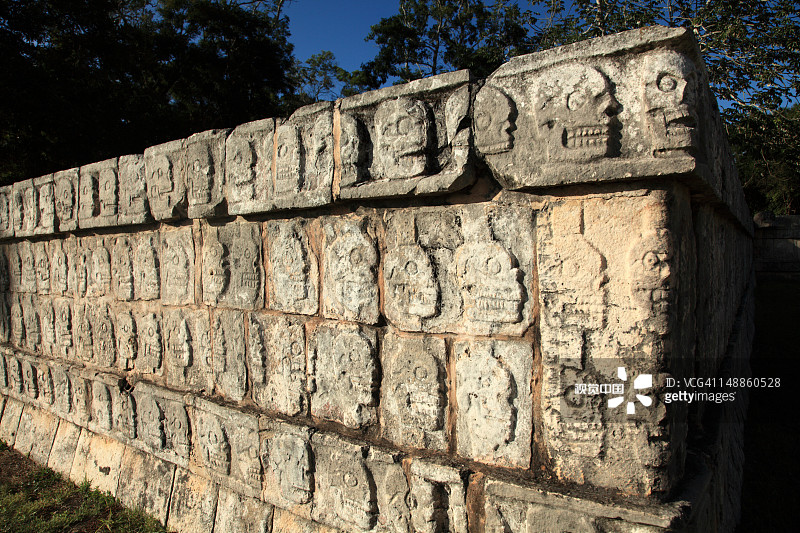 骷髅台上雕刻的细节图片素材