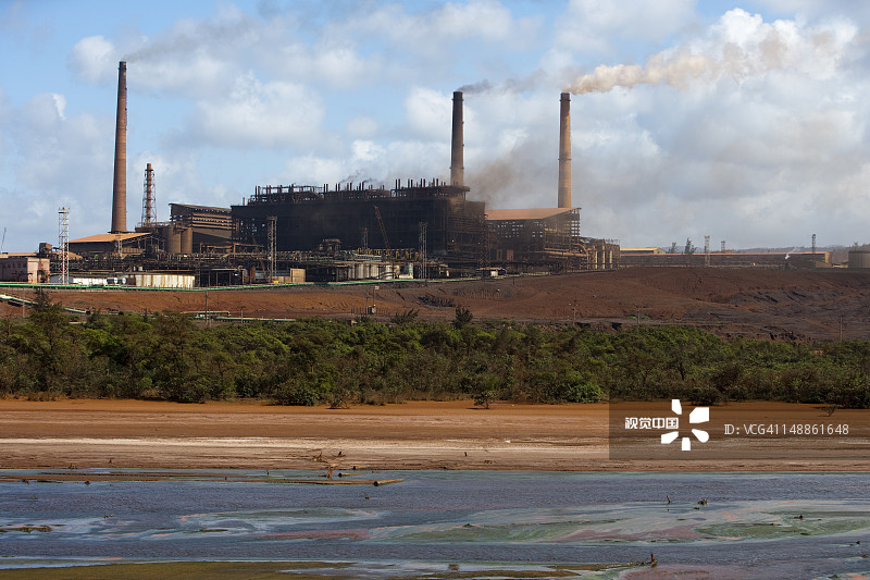 莫阿矿排放的滚滚浓烟图片素材