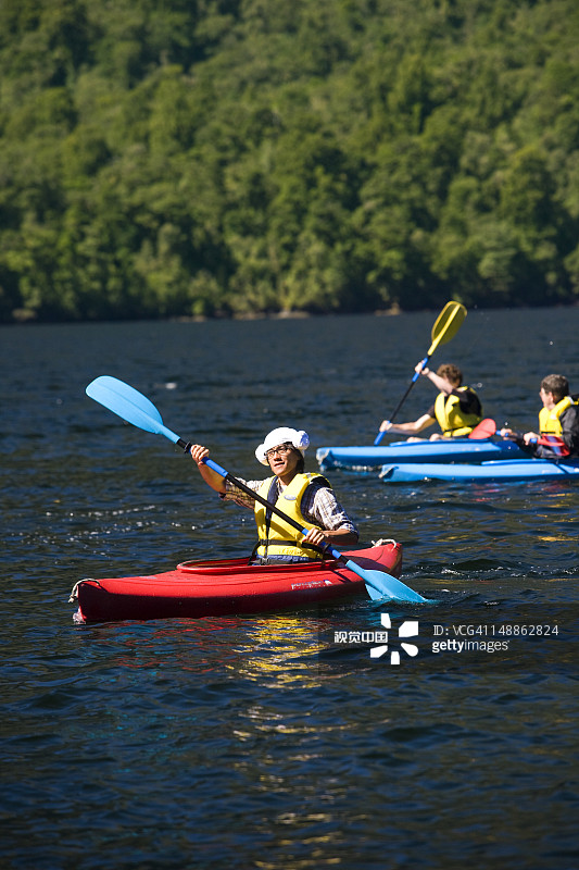 在神奇峡湾划皮划艇图片素材