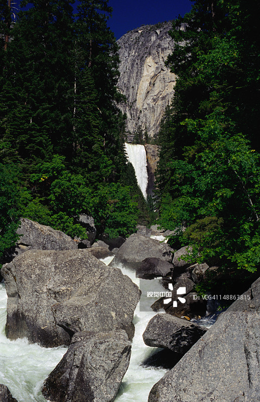 加利福尼亚州优胜美地国家公园的弗纳尔瀑布图片素材