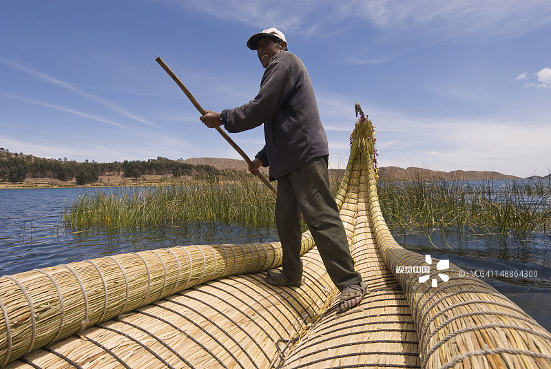船夫撑传统芦苇船图片素材