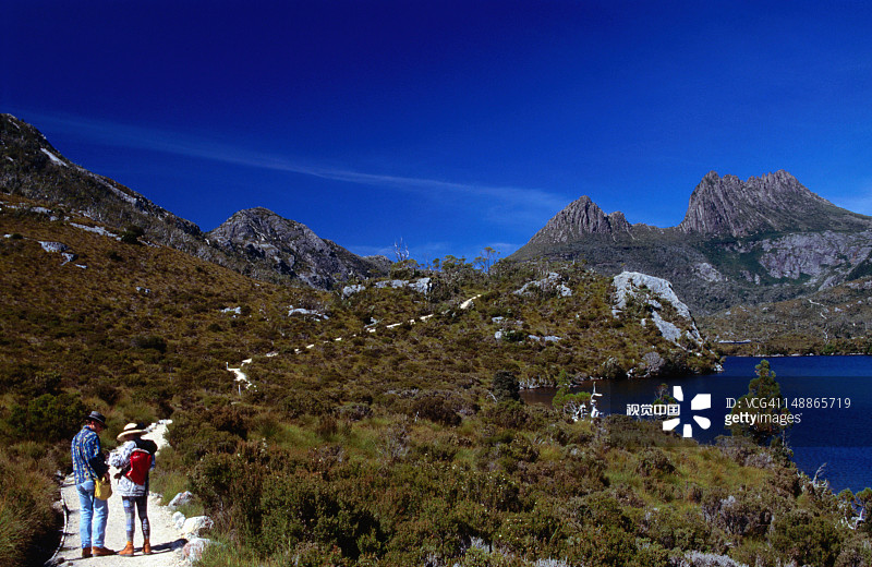 徒步旅行者欣赏中国塔斯马尼亚圣克莱尔湖世界遗产区图片素材
