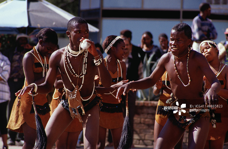 年轻街头艺人在博茨瓦纳首都哈博罗内表演部落音乐和舞蹈图片素材