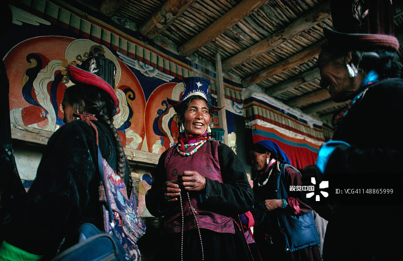女性在年度节日期间绕着Temosgan寺院行走图片素材