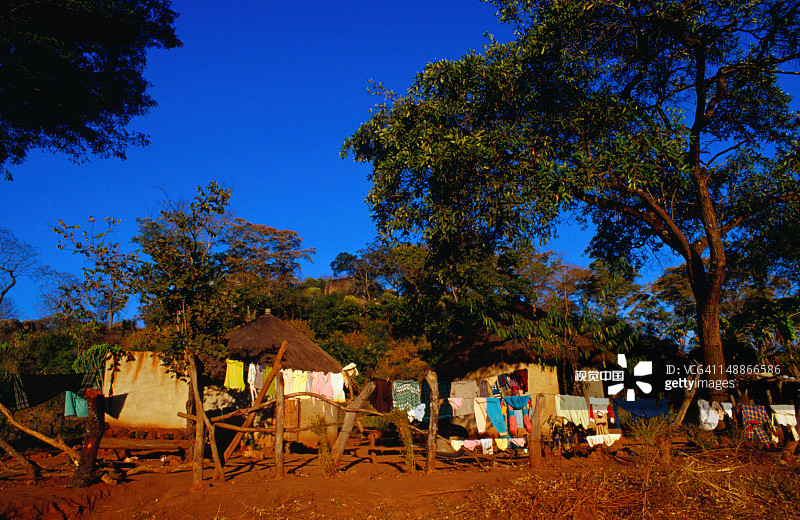 通往马斯温戈道路上的小型社区图片素材