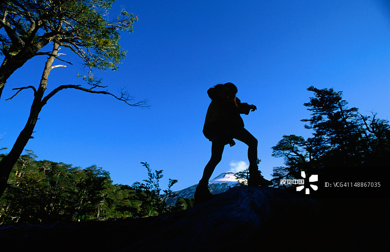 徒步旅行者在第九区维利亚里卡火山的映衬下呈现剪影图片素材
