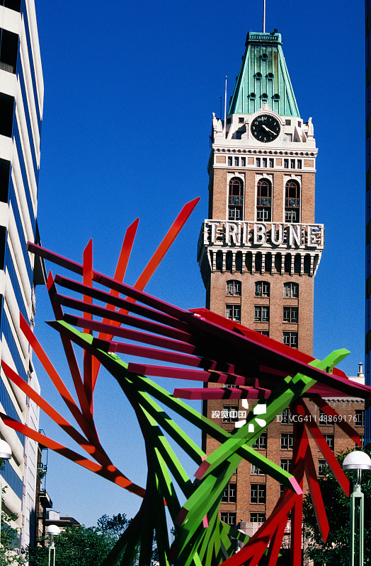 论坛报大厦，前景是城市雕塑图片素材