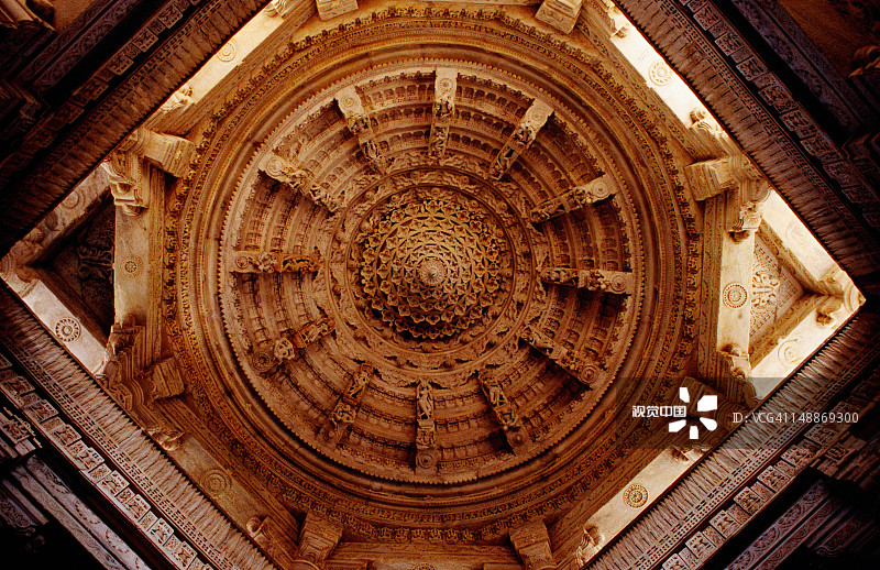 耆那教朝穆卡神庙（四面神庙）的雕刻穹顶屋顶内部图片素材