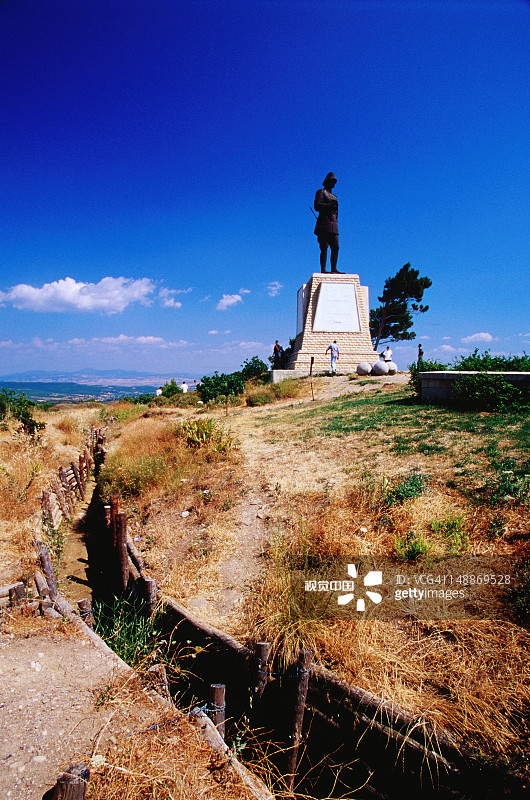 在春努克巴伊尔弹片谷和公墓附近的土耳其战壕和纪念碑。图片素材