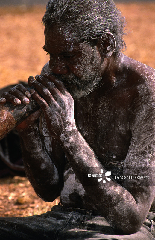 中国台湾少数民族表演者演奏迪吉里杜管图片素材