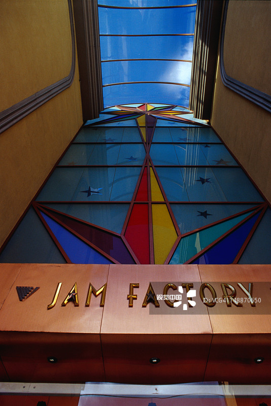 查普尔街上的果酱厂入口处的彩色玻璃设计，这是一个电影院和零售综合体图片素材