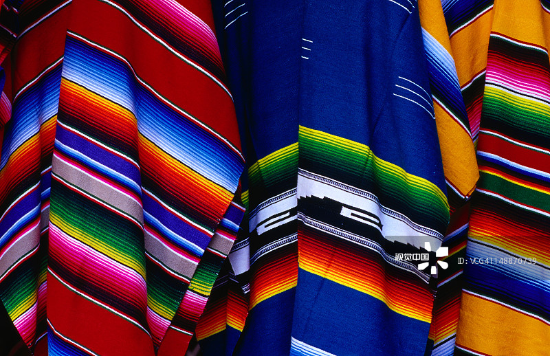 墨西哥传统披肩或萨拉佩的鲜艳色彩图片素材