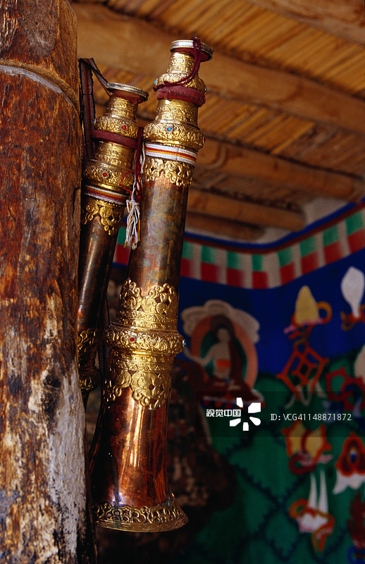 日宗寺柱子上挂着的长号角图片素材