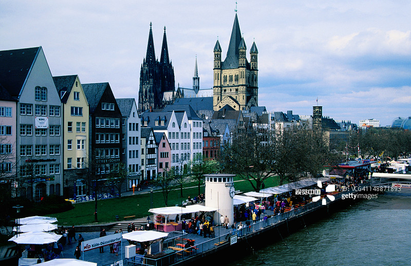 莱茵河畔的老城区，背景是科隆大教堂和圣马丁教堂图片素材