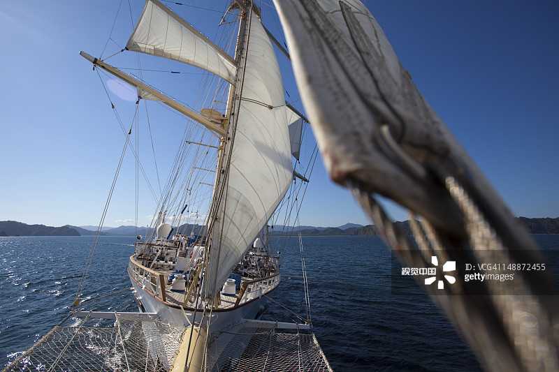 从游船的船首斜桅上看图片素材