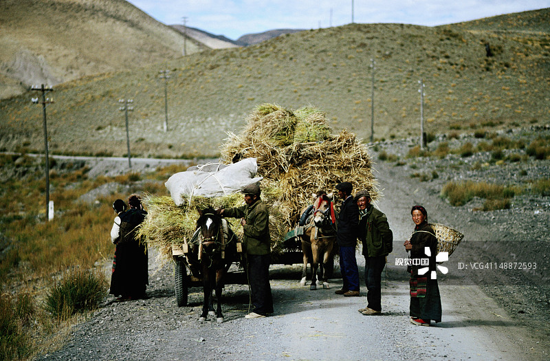 在江孜附近的友谊公路上，村民和满载驴车图片素材