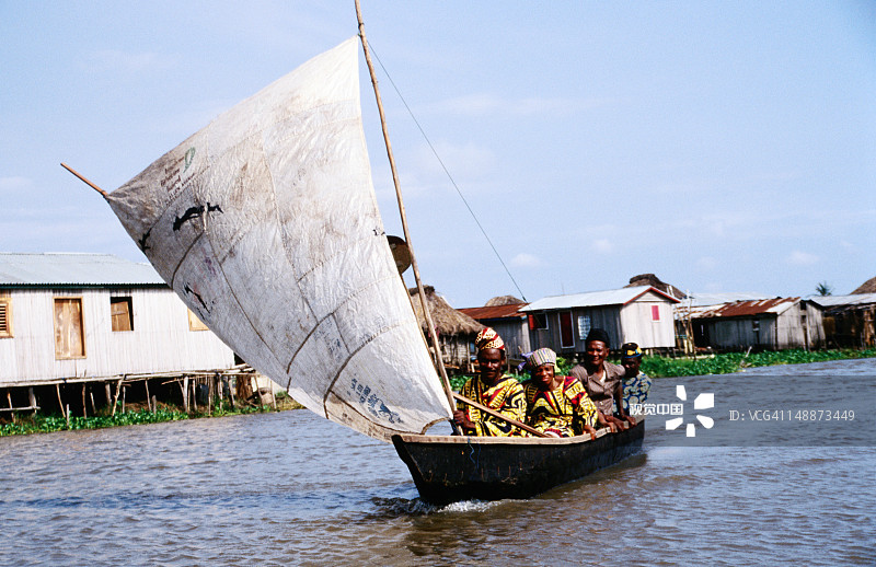 两名男人和女人在诺奎湖上划独木舟，靠近冈维耶图片素材