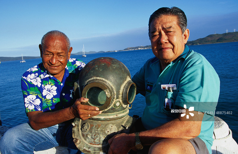 一对戴着老式潜水头盔的前采珠人图片素材