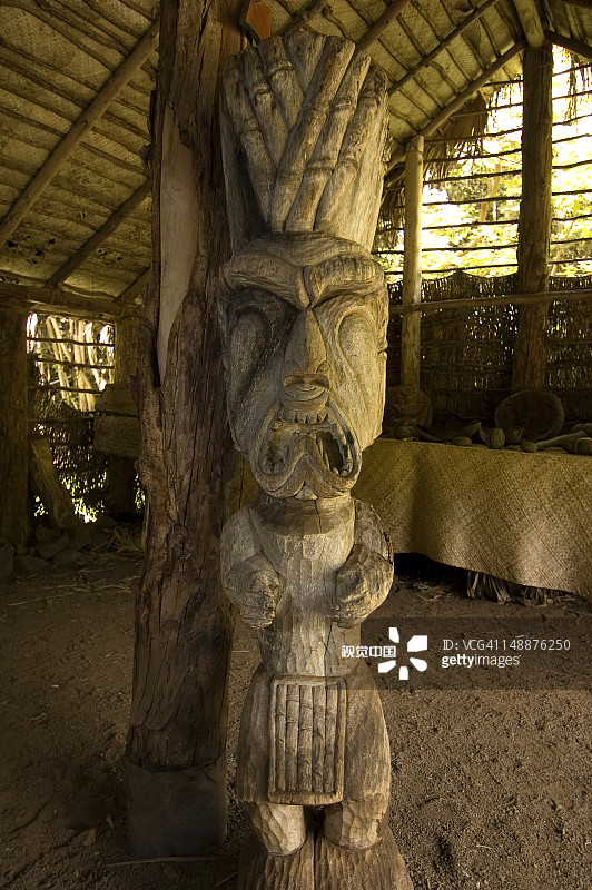 卡莫基拉夏威夷村庄的雕刻雕像图片素材