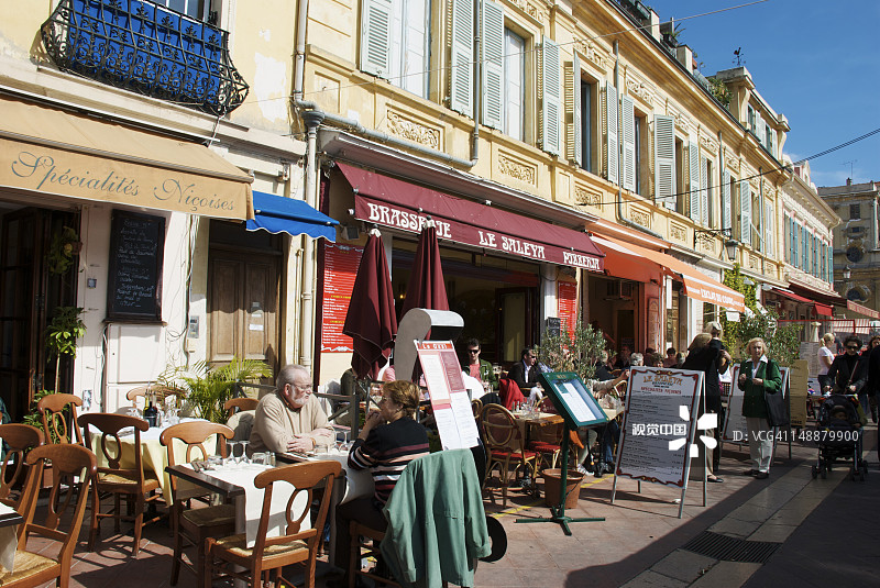 萨雷亚 Cours Saleya 的户外用餐，尼斯老城区图片素材