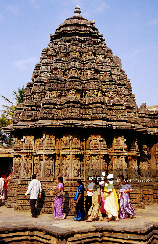 游客参观凯沙瓦神庙图片素材